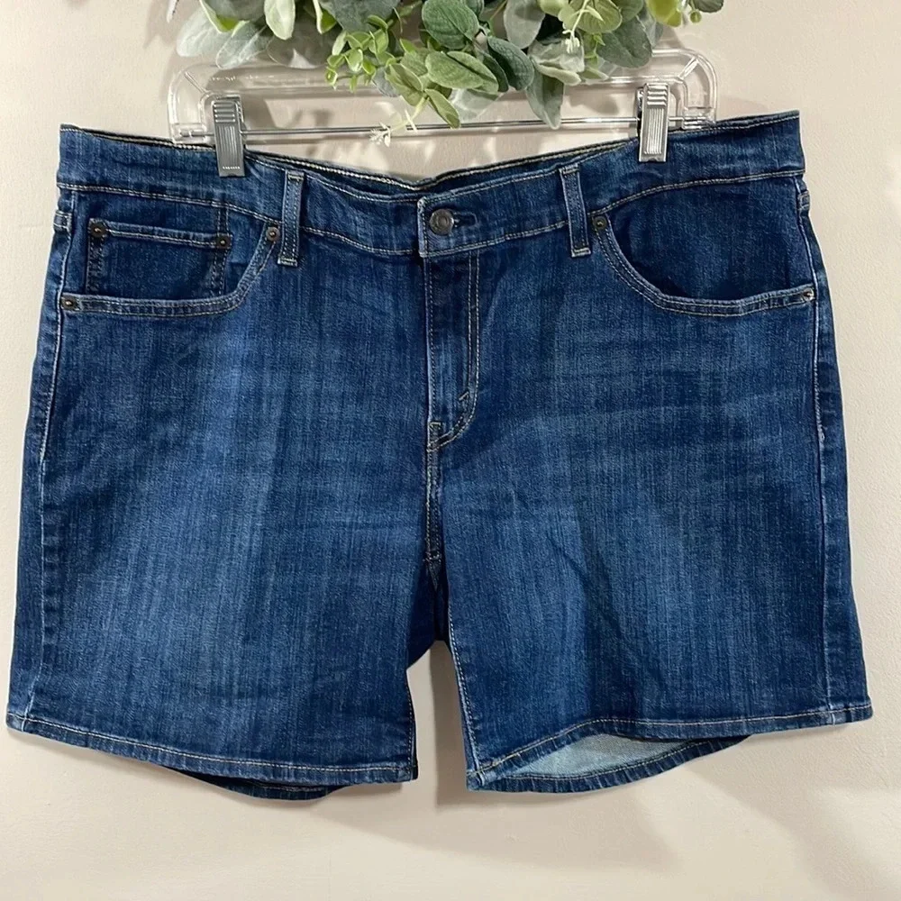 NWOT Levi’s Classic Shorts Dark Wash Denim Jean 34